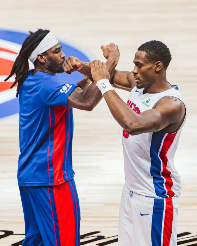 okooo-场均抢断盖帽联盟第一！活塞官方分享斯图尔特和杜伦的合影